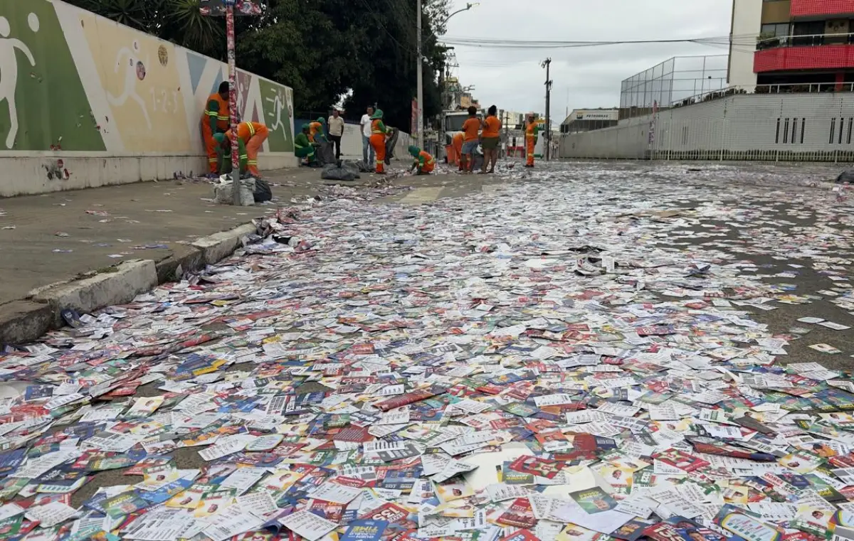 Derrame de santinhos deixa ruas de Feira de Santana tomadas por propaganda eleitoral irregular