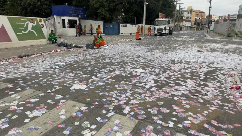 “Estado caótico”: santinhos tomam ruas de Feira e equipes de limpeza atuam desde a madrugada