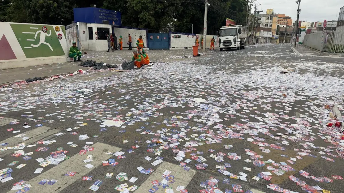 “Estado caótico”: santinhos tomam ruas de Feira e equipes de limpeza atuam desde a madrugada