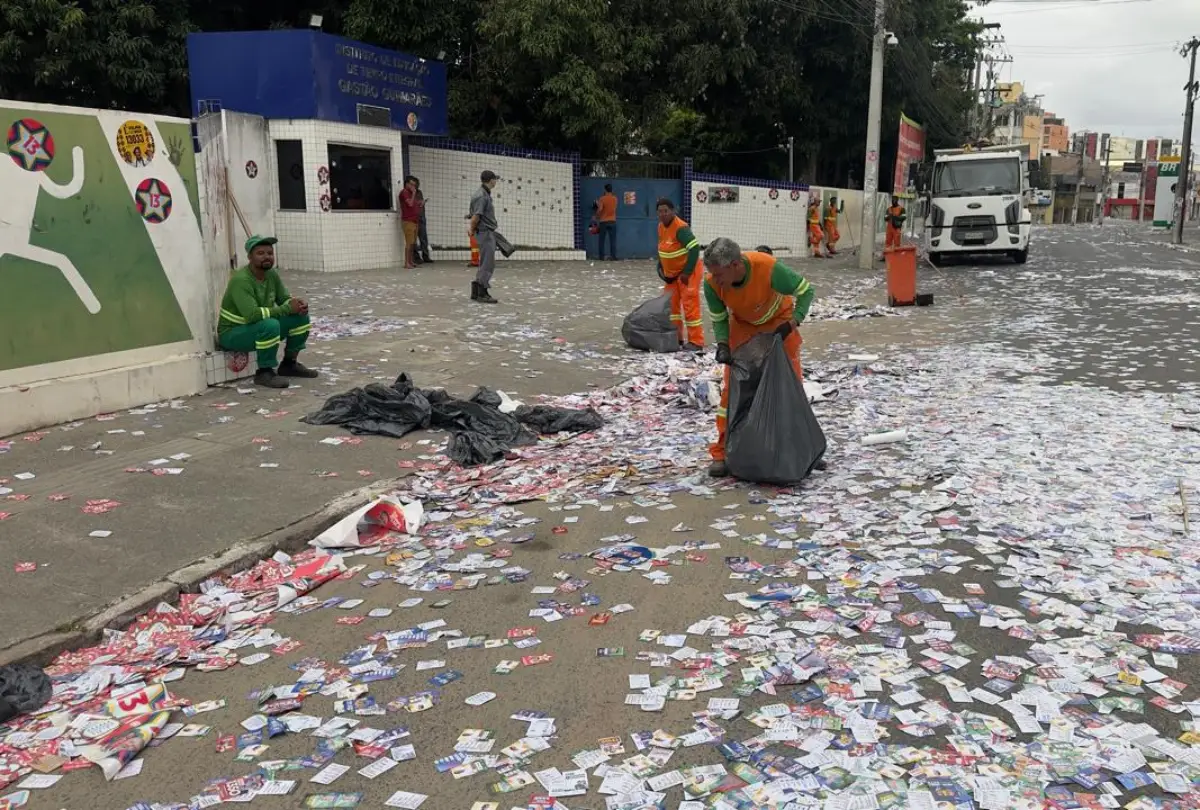 “Estado caótico”: santinhos tomam ruas de Feira e equipes de limpeza atuam desde a madrugada