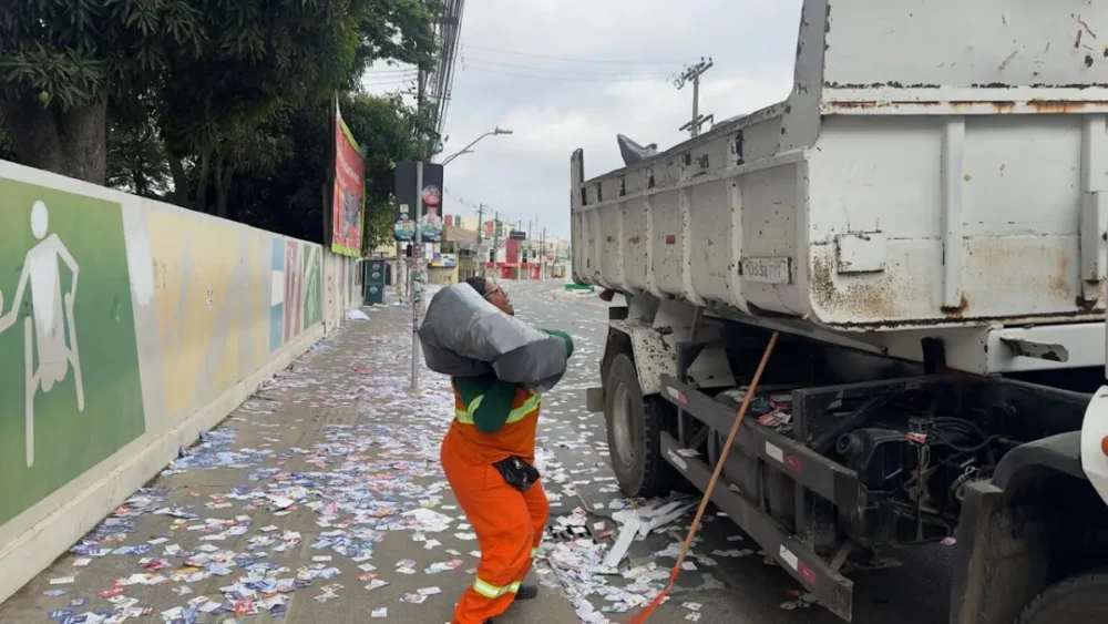 “Estado caótico”: santinhos tomam ruas de Feira e equipes de limpeza atuam desde a madrugada