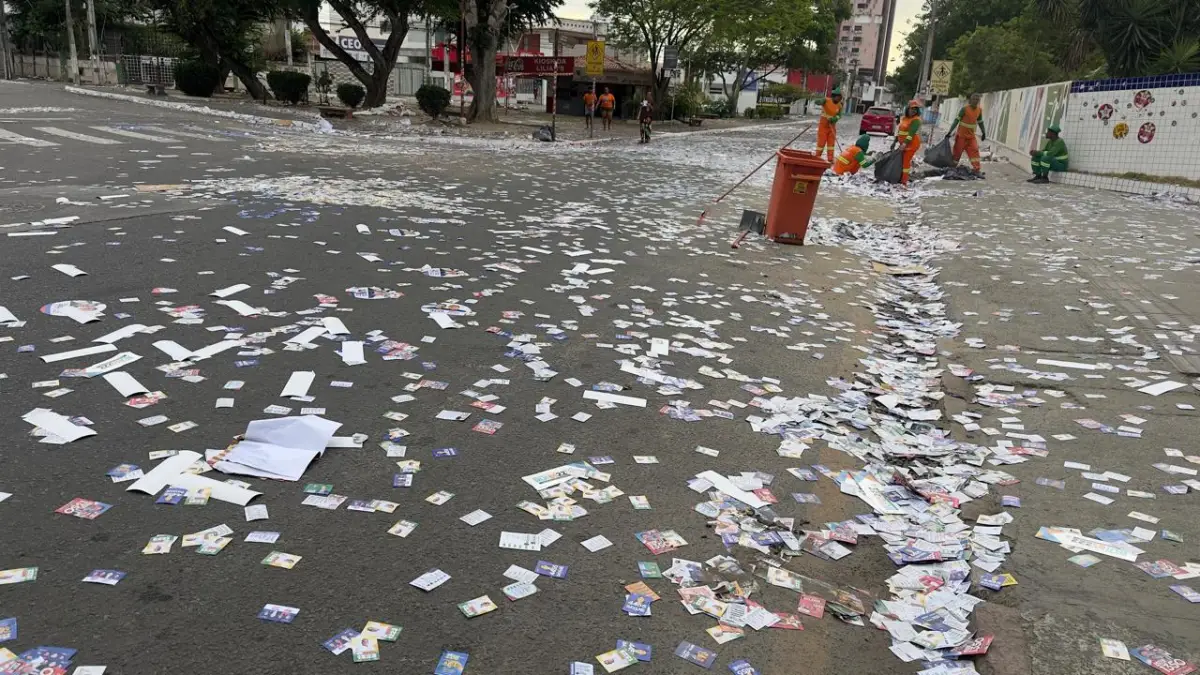 “Estado caótico”: santinhos tomam ruas de Feira e equipes de limpeza atuam desde a madrugada