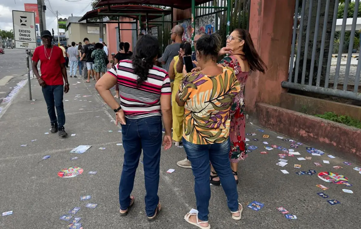 Milhões de eleitores vão às urnas em todo o país neste domingo (4)