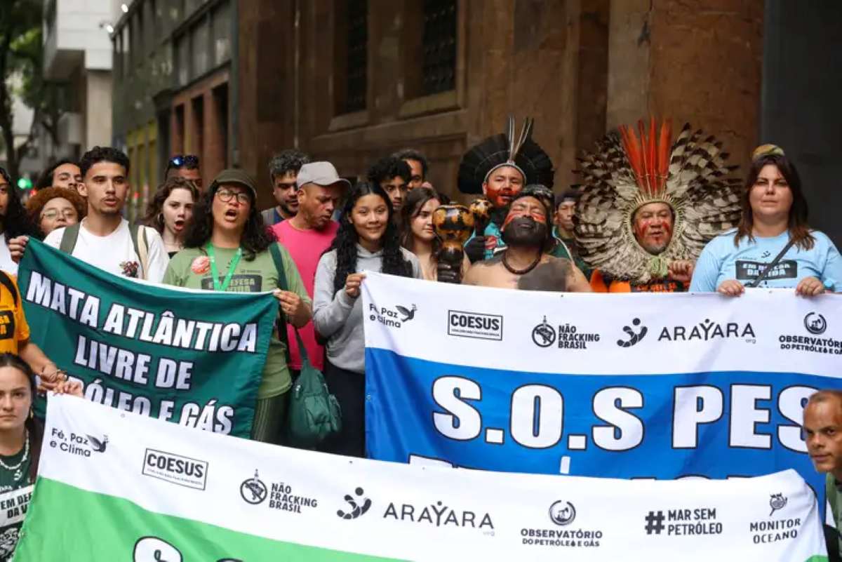 Entidades da sociedade civil protestam em frente a sede da ANP durante sessão pública do 4º Ciclo da Oferta Permanente de Partilha da Produção