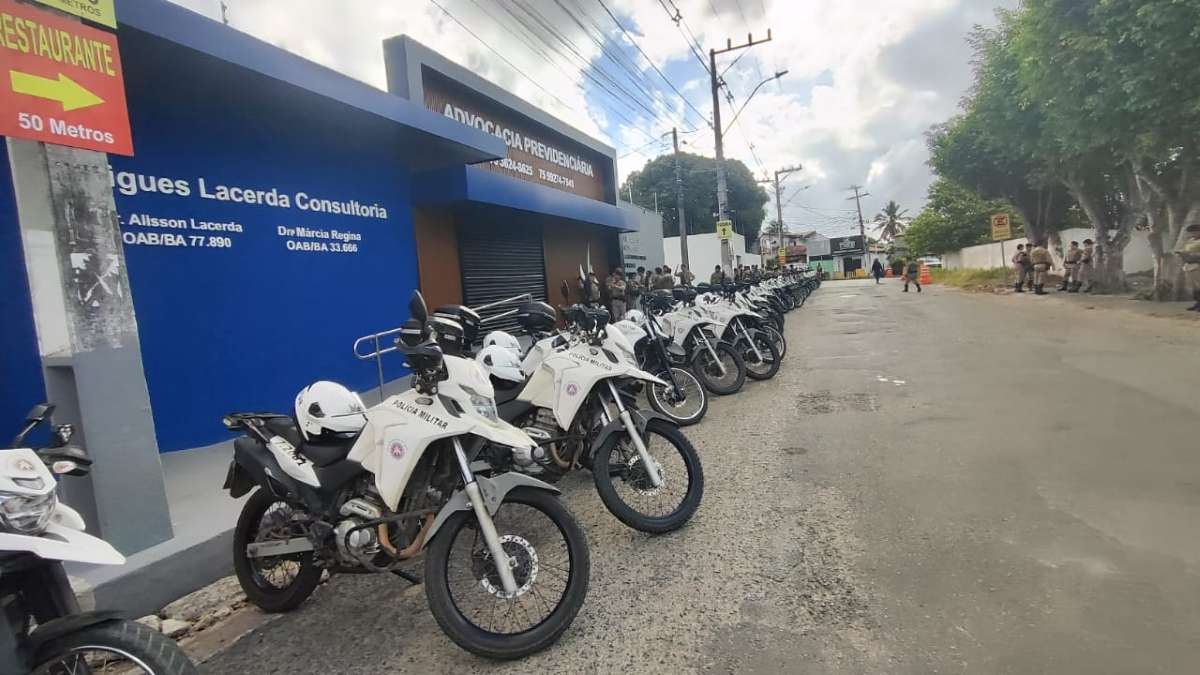 Escolta policial durante distribuição das urnas eletrônicas