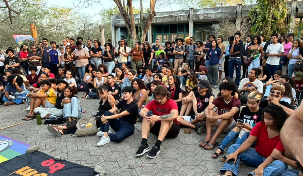 Estudantes da Uefs organizam ato no centro de Feira de Santana