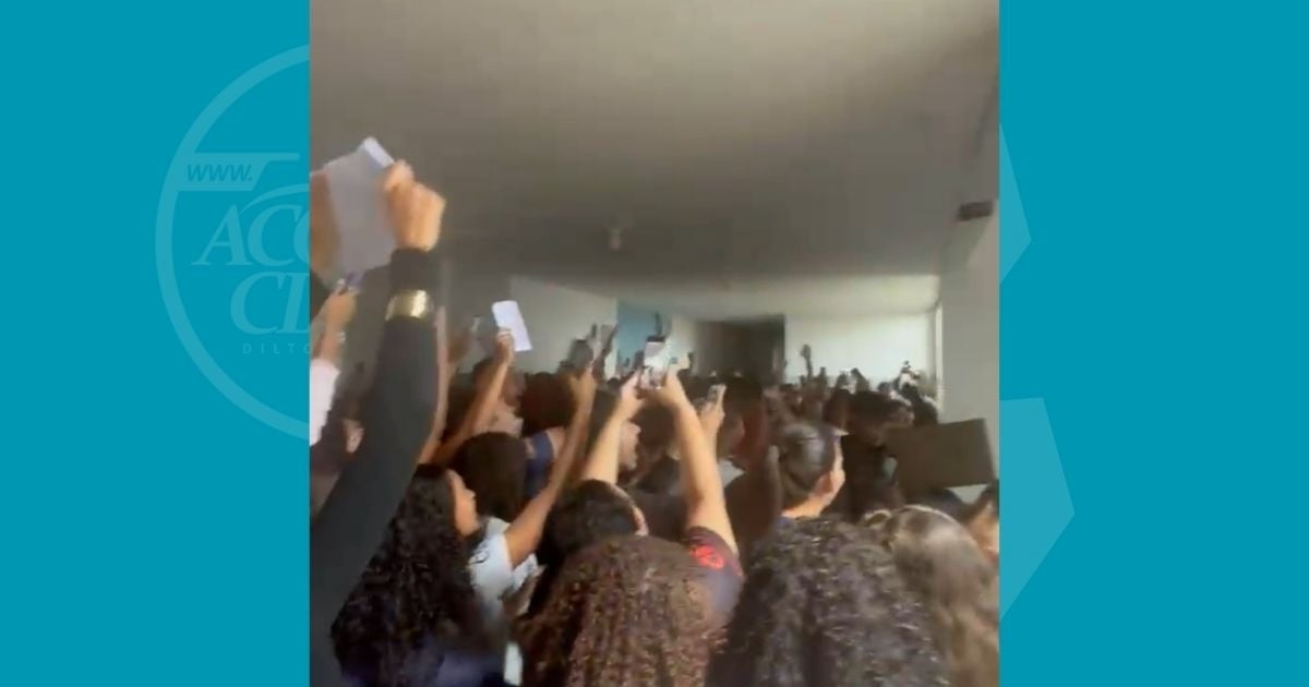 Estudantes fazem protesto em colégio particular após denúncia de lista com nomes de colegas “estupráveis”