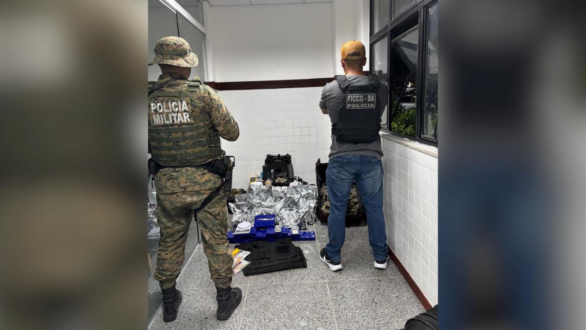 Dois policiais em delegacia com materiais apreendidos após interceptação de uma faccionada em Feira de Santana 