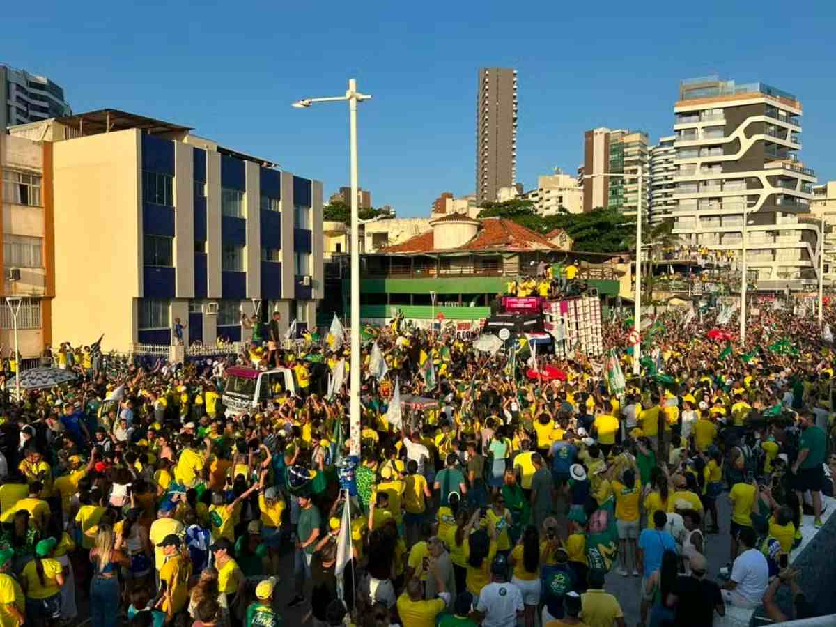 Flávio Bolsonaro em passeata em Salvador