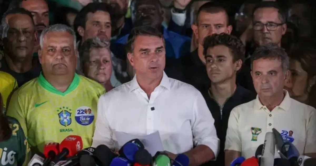 Flávio Bolsonaro em pronunciamento após apuração
