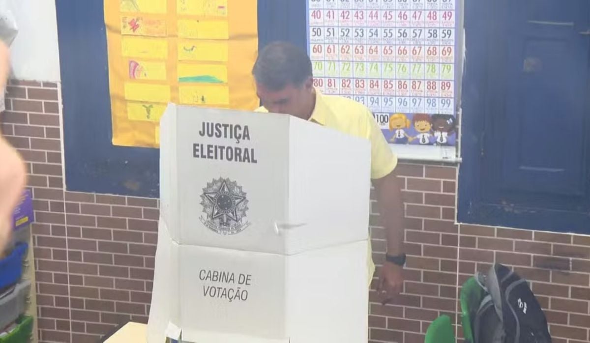 Flávio Bolsonaro vota na Zona Norte do Rio de Janeiro no início deste domingo