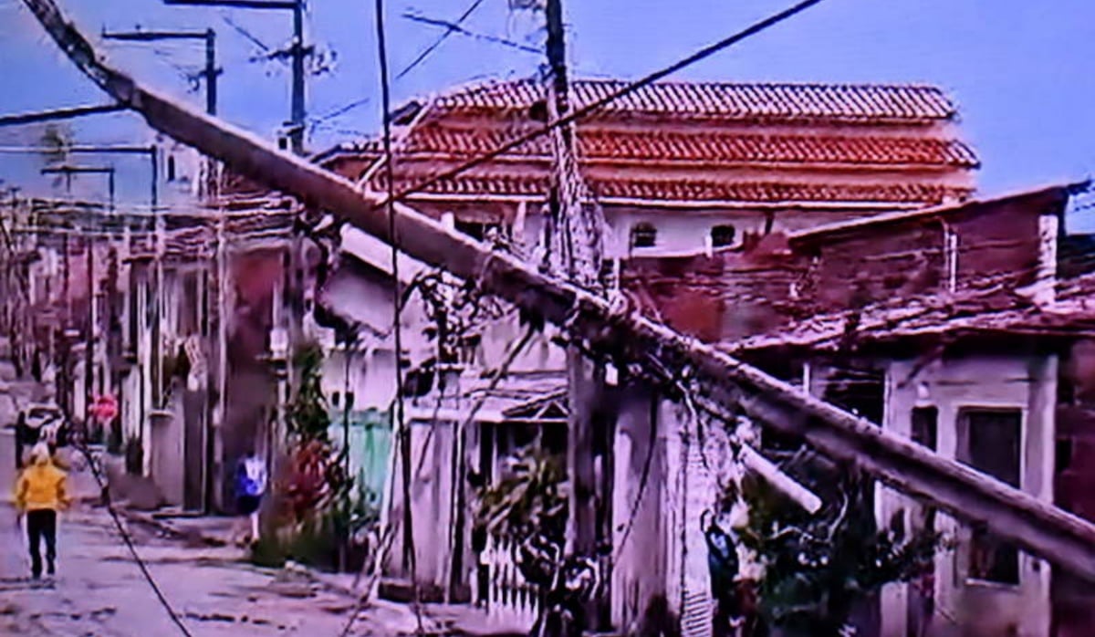 Homem de 35 anos fica ferido após residência desabar durante forte chuva