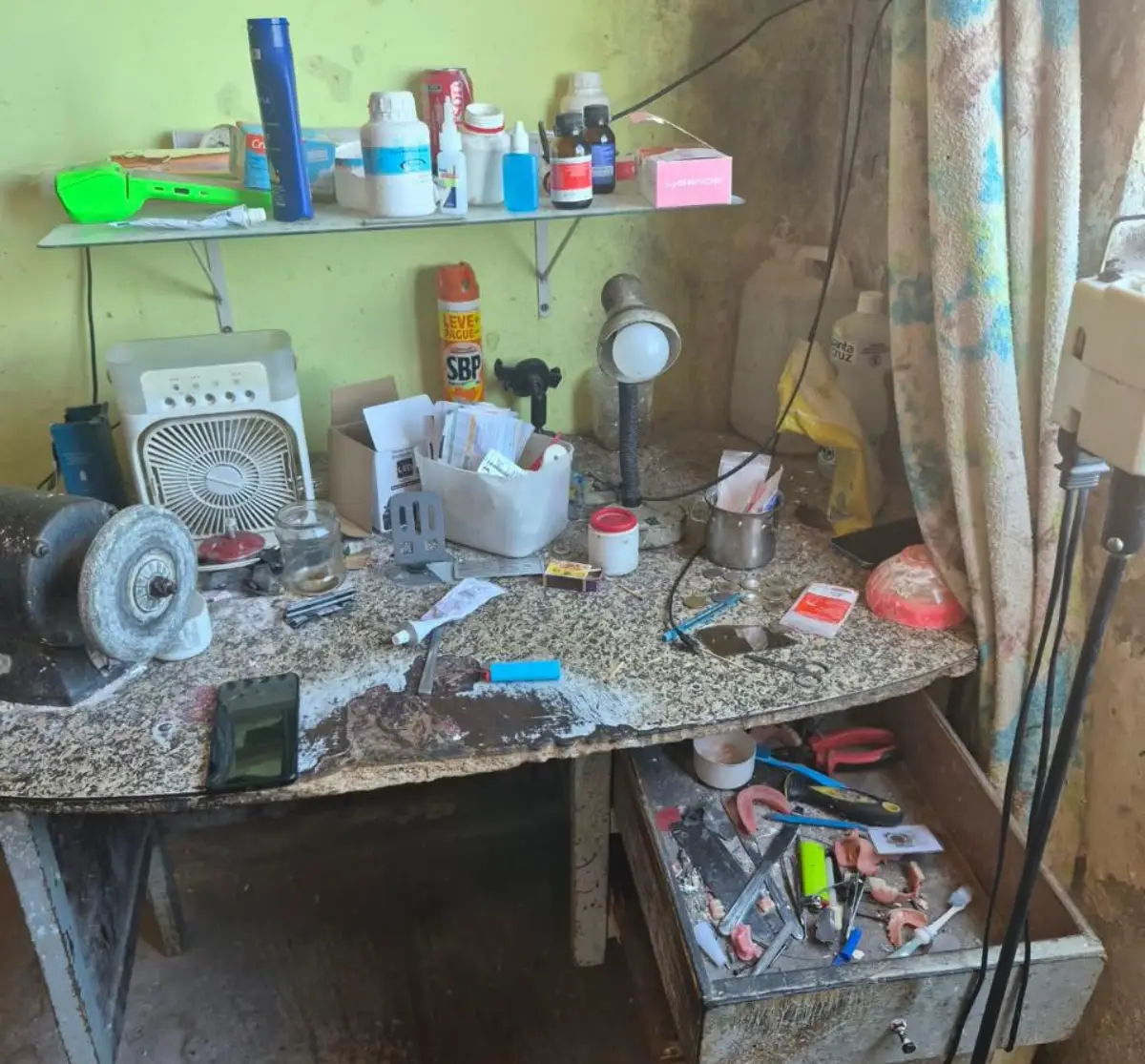 Homem que se passava por cirurgião-dentista é alvo de busca e apreensão; local de atendimento foi considerado 