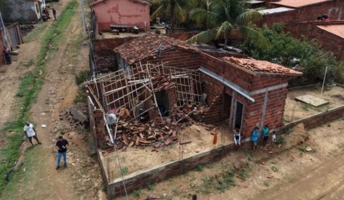 Homem sobrevive após casa desabar durante temporal que deixou mais de 500 famílias desalojadas