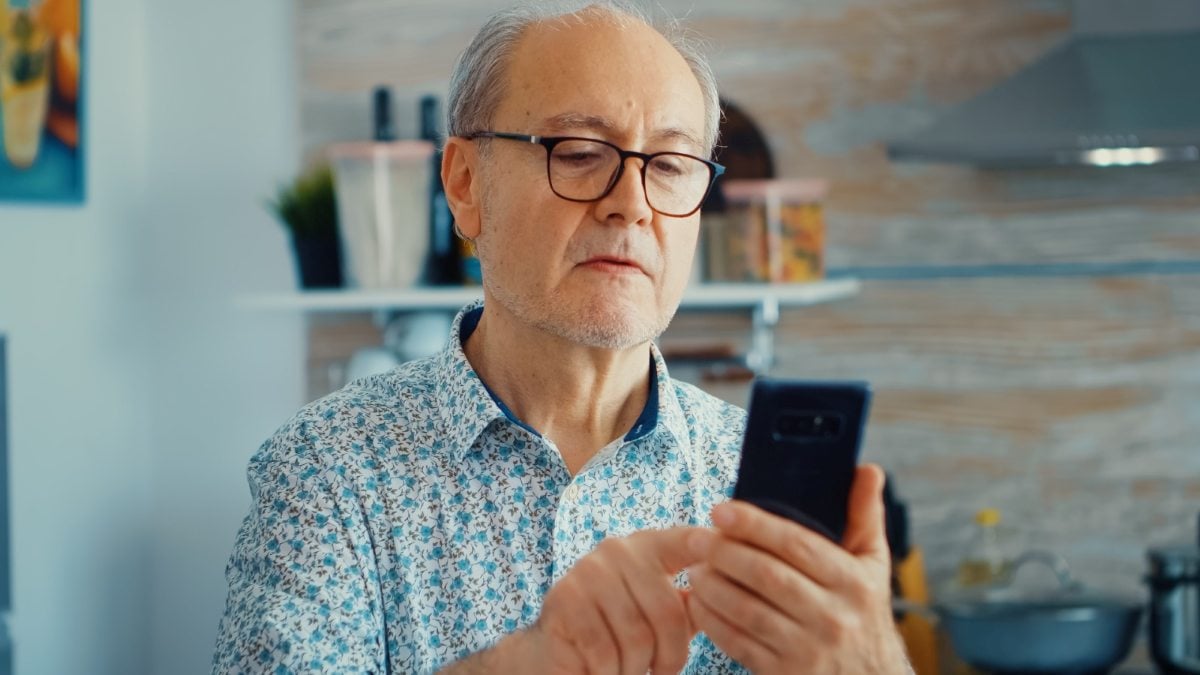 Homem usando celular - recebendo ligação