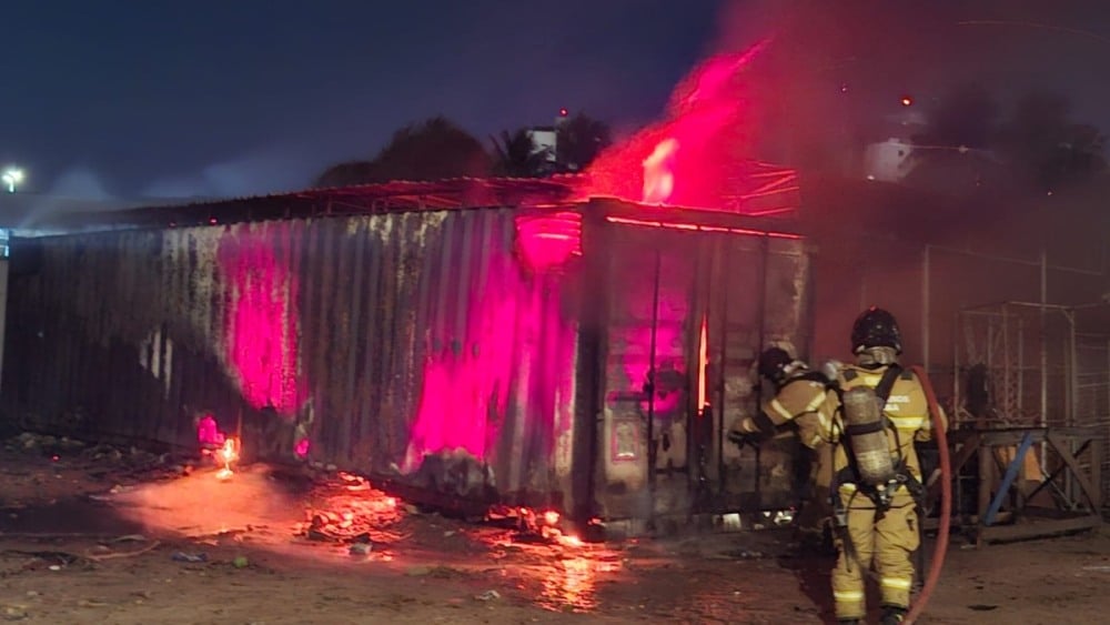 Incêndio destrói mercadorias em contêiner e causa prejuízo de até R$ 100 mil em Feira de Santana Incêndio destrói mercadorias em contêiner e causa prejuízo de até R$ 100 mil em Feira de Santana