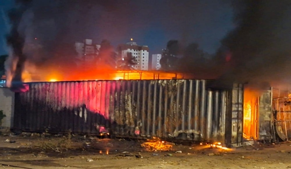 Incêndio destrói mercadorias em contêiner e causa prejuízo de até R$ 100 mil em Feira de Santana Incêndio destrói mercadorias em contêiner e causa prejuízo de até R$ 100 mil em Feira de Santana