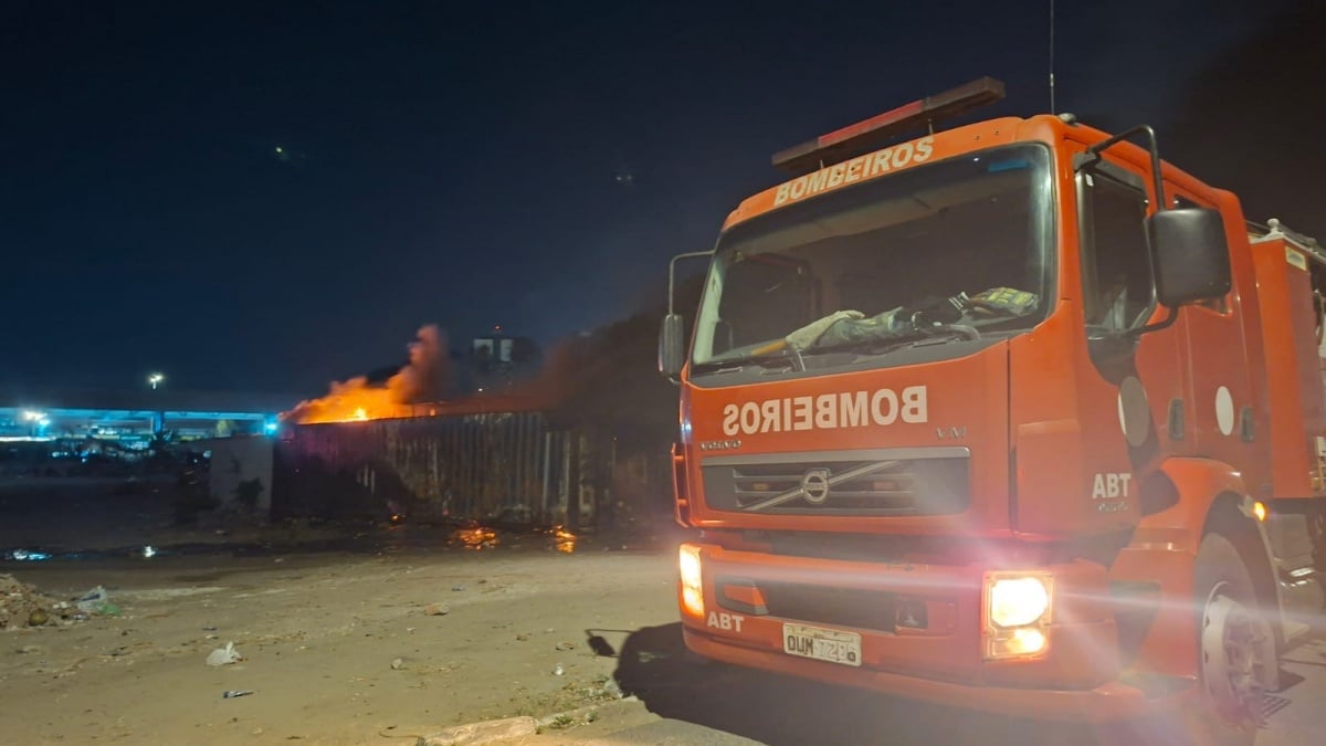 Incêndio destrói mercadorias em contêiner e causa prejuízo de até R$ 100 mil em Feira de Santana
