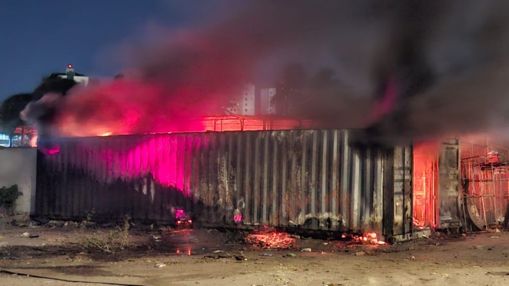 Incêndio destrói mercadorias em contêiner e causa prejuízo de até R$ 100 mil em Feira de Santana Incêndio destrói mercadorias em contêiner e causa prejuízo de até R$ 100 mil em Feira de Santana