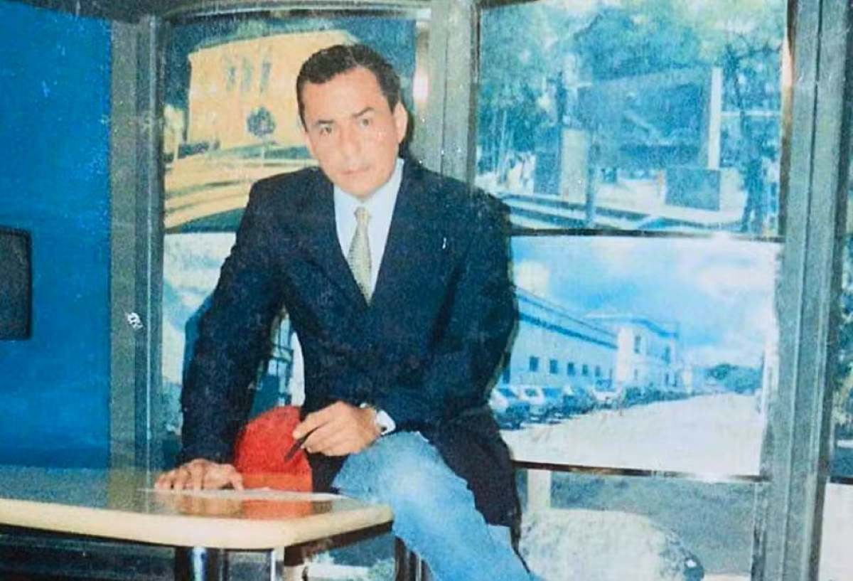 Foto antiga do jornalista Ayres Rocha na bancada do Jornal do Acre