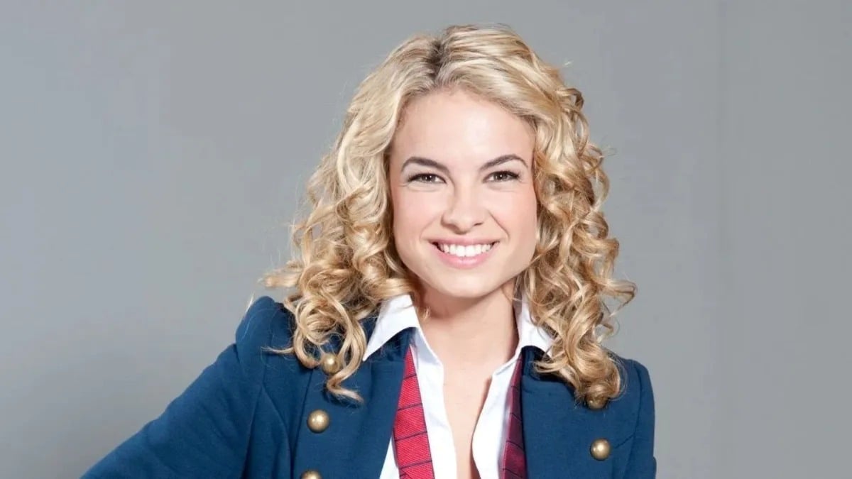 Lua Blanco como Roberta, na novela Rebelde