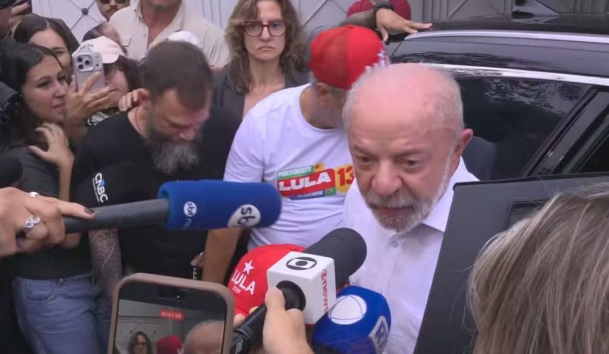 Lula conversa com apoiadores e jornalistas antes de votar