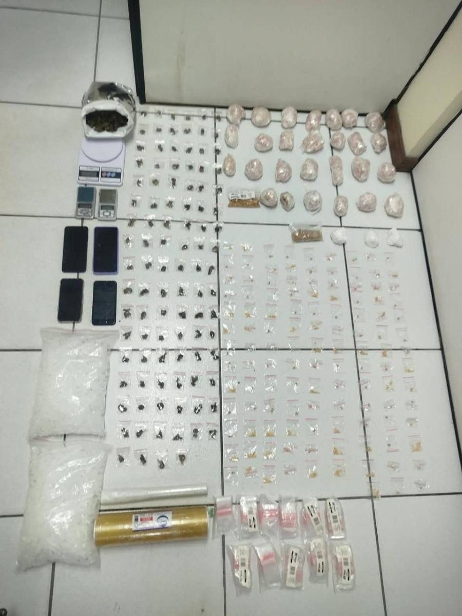 Cinco pessoas são conduzidas à delegacia após apreensão de drogas em Feira de Santana