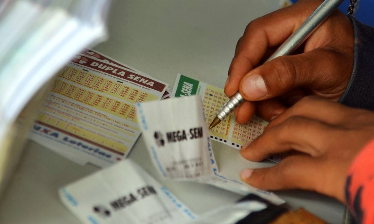 Pessoa fazendo jogo na Mega-Sena