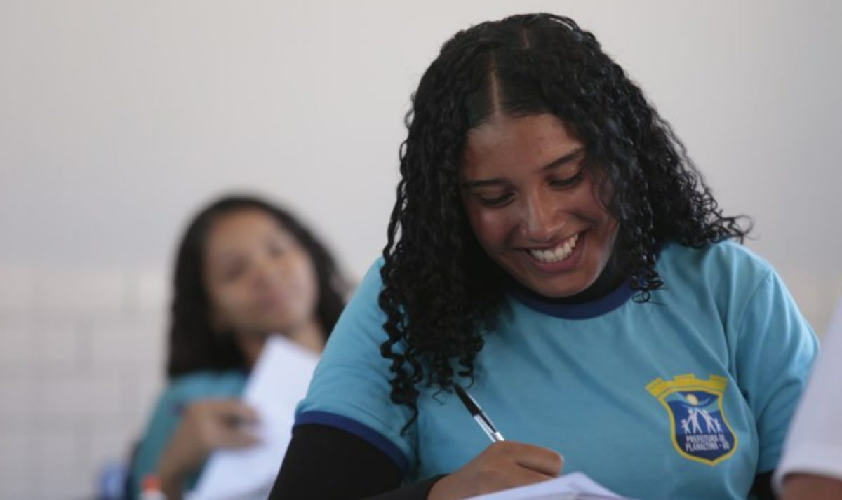Meninas adolescentes na escola estudando