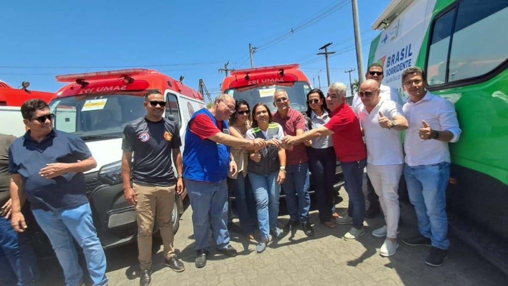 Ministério da Saúde e Sesab entregam 14 ambulâncias e unidade odontológica móvel em Feira de Santana Ministério da Saúde e Sesab entregam 14 ambulâncias e unidade odontológica móvel em Feira de Santana