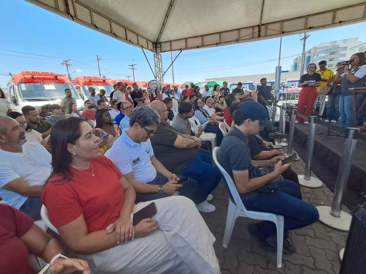 Ministério da Saúde e Sesab entregam 14 ambulâncias e unidade odontológica móvel em Feira de Santana