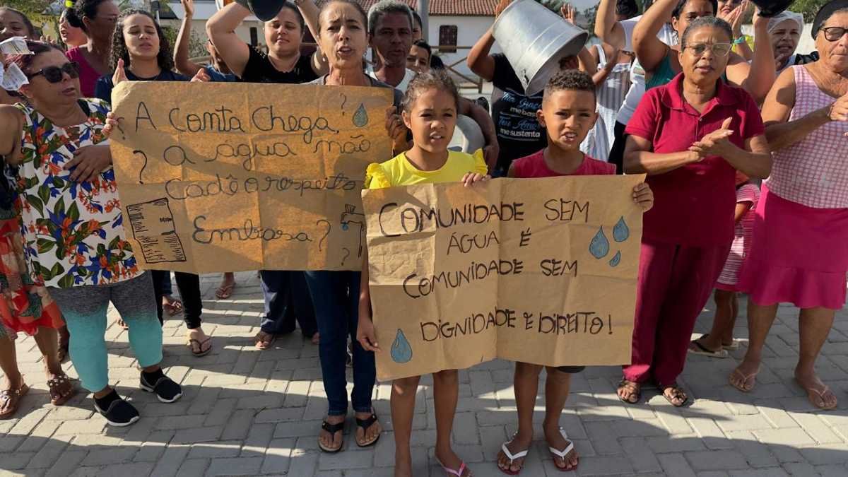 Moradores da Matinha protestam contra a falta de água
