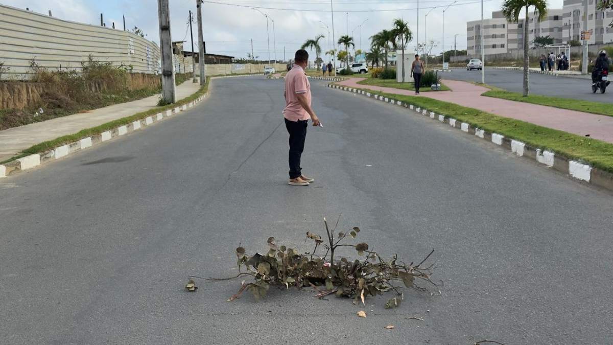 Moradores denunciam bueiro aberto e risco de acidentes em avenida de Feira de Santana