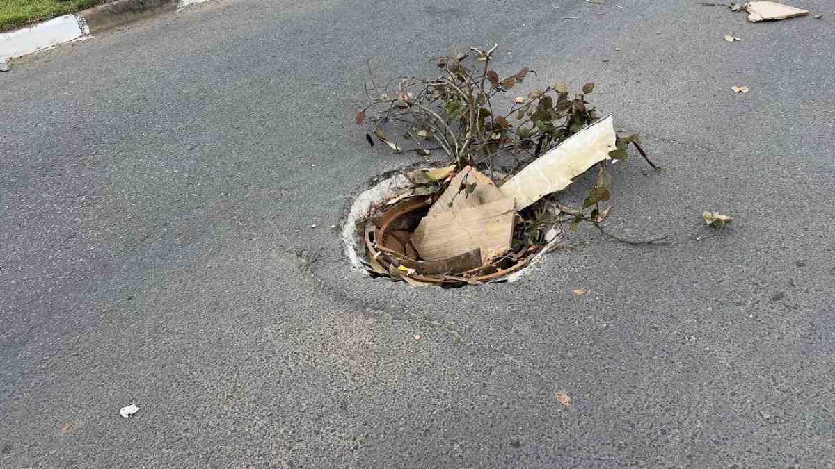Moradores denunciam bueiro aberto e risco de acidentes em avenida de Feira de Santana