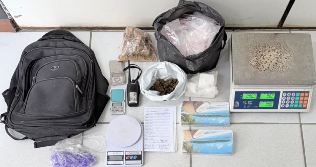 Mulher é conduzida à delegacia após apreensão de drogas em imóvel em Feira de Santana