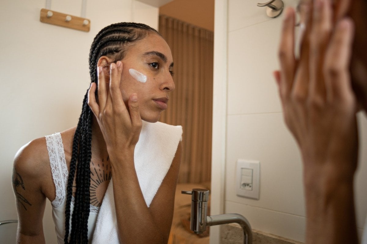 Mulher fazendo skincare - cuidados com a pele