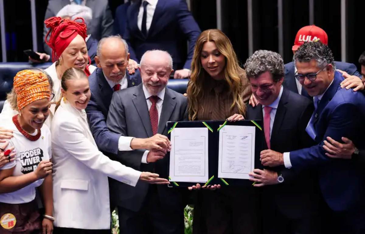 O presidente Luiz Inácio Lula da Silva com parlamentares durante promulgação da PEC que acaba com a escala 6x1
