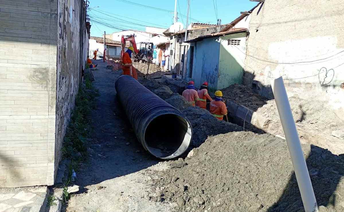 Obras de drenagem no bairro Baraúnas em Feira de Santana