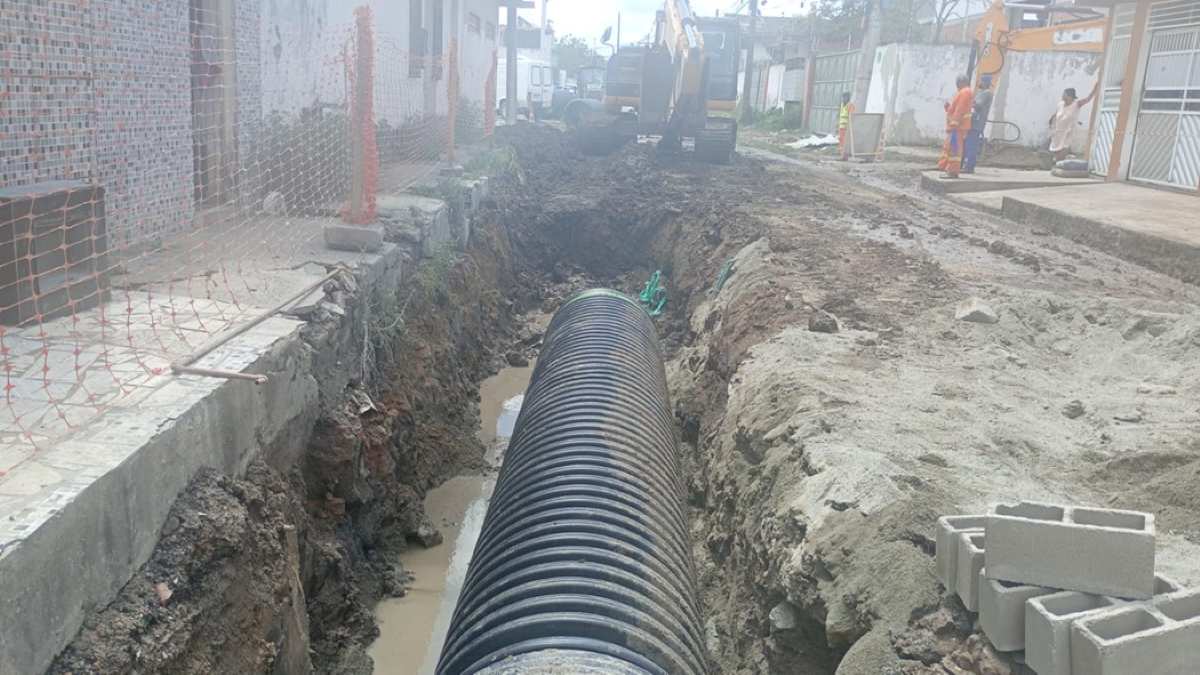 Obras de drenagem no bairro Baraúnas em Feira de Santana