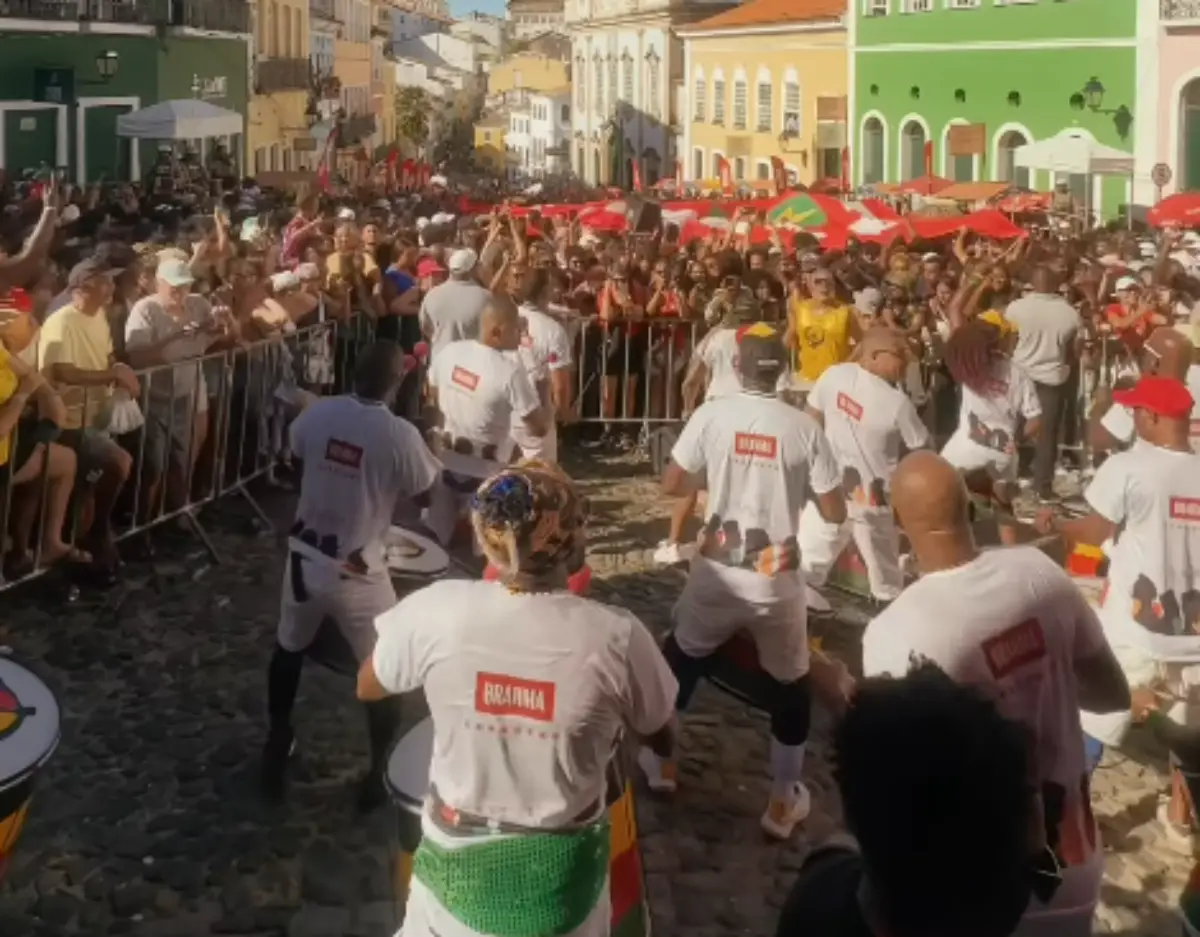 Olodum declara apoio a Lula durante show com Pelourinho lotado em Salvador