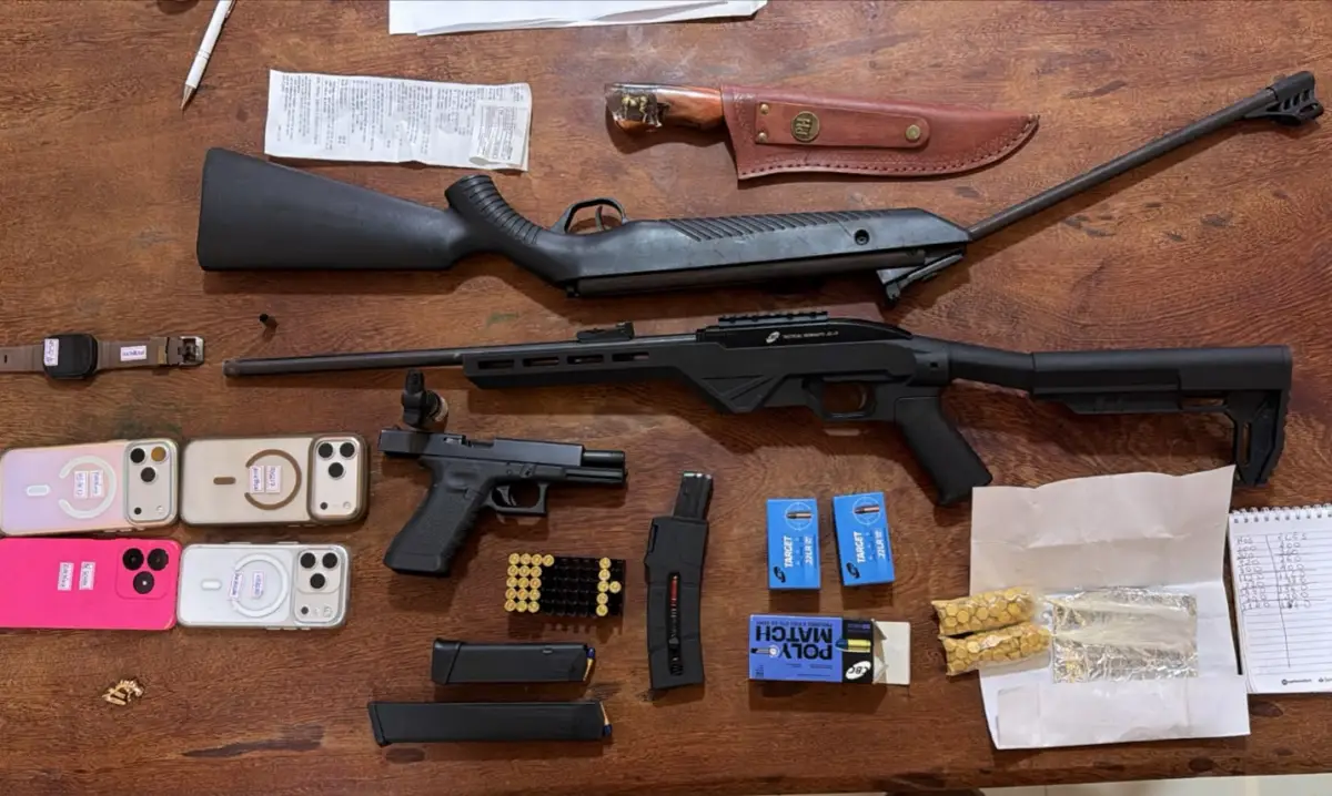 Liderança criminosa foragida na Bahia é presa; ação desmonta laboratório clandestino de drogas em Feira de Santana