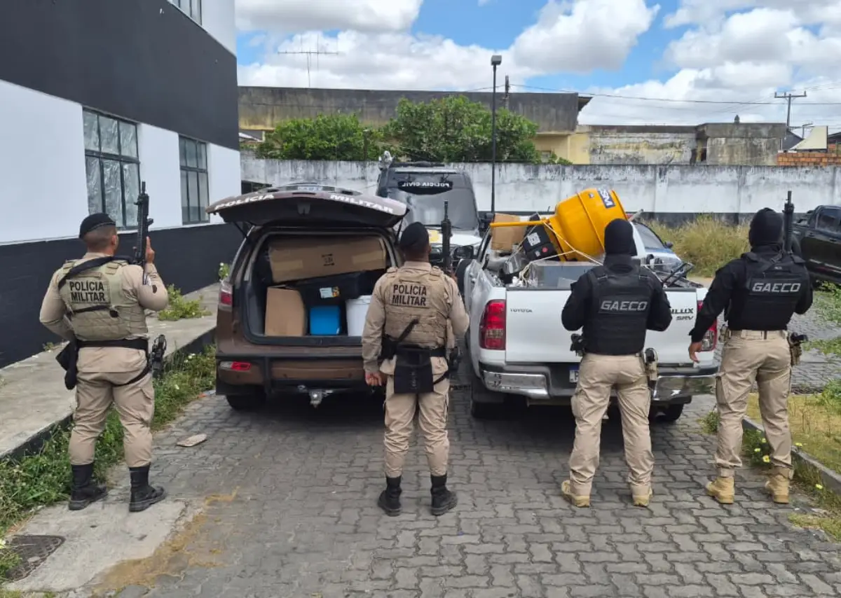 Liderança criminosa foragida na Bahia é presa; ação desmonta laboratório clandestino de drogas em Feira de Santana