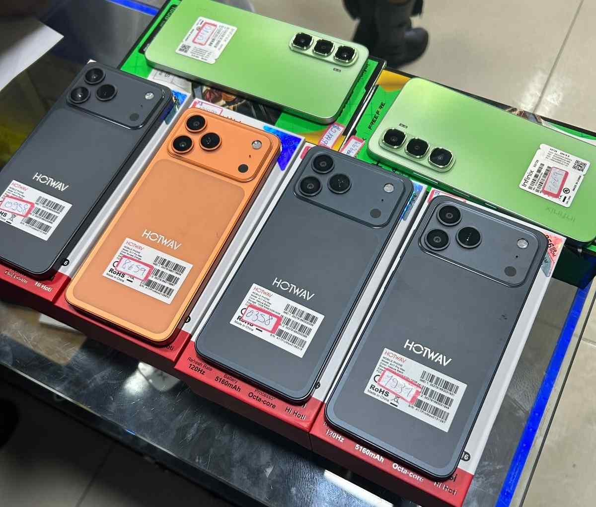 Operação fiscaliza lojas de celulares e identifica aparelhos irregulares