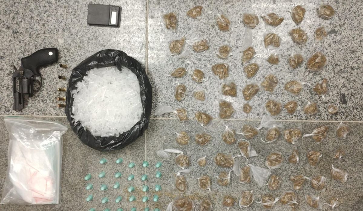 PM apreende arma, drogas e conduz suspeito após troca de tiros em Feira de Santana