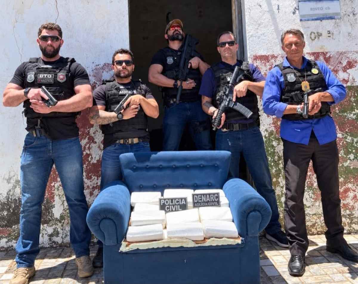Polícia Civil apreende 30 kg de cocaína escondidos em sofás e móveis