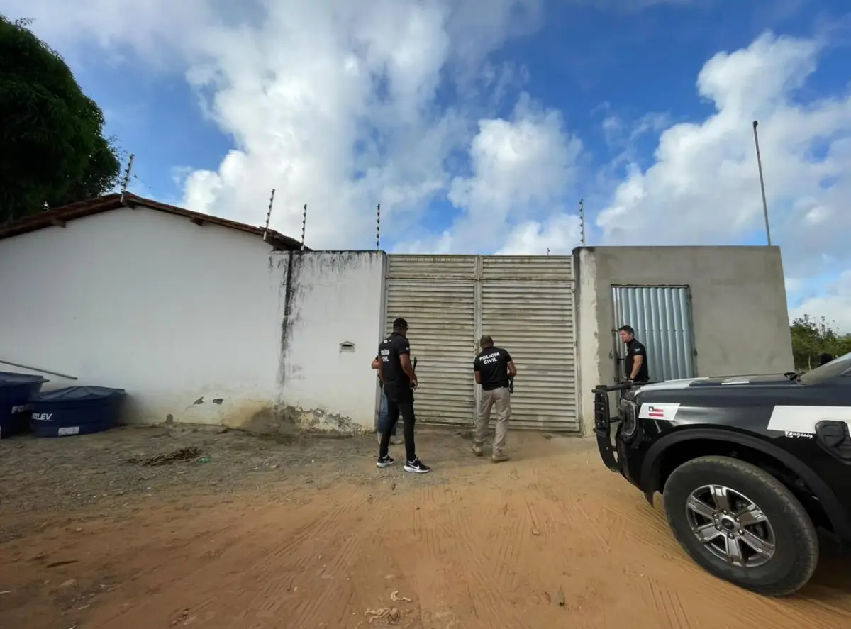 Cerca de 5 mil litros de cachaça são encontrados em condições inadequadas; estabelecimento é interditado