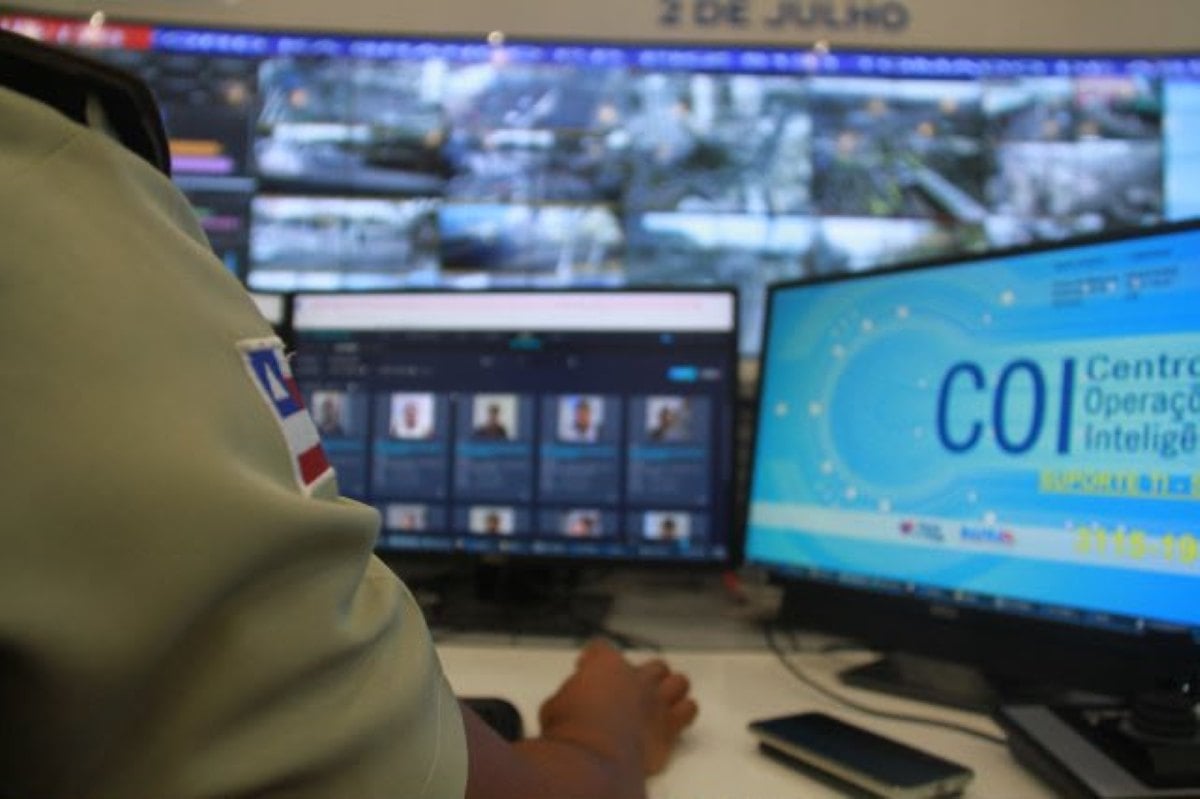 Policial militar utilizando computador