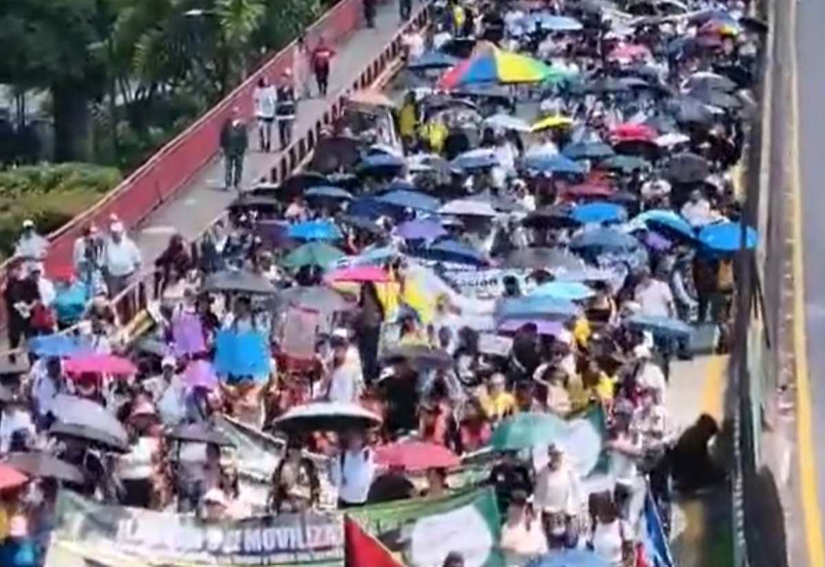 Protestos contra governo reúnem milhares de pessoas em cidades da Colômbia