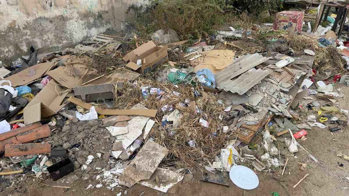Descarte irregular de lixo na Rua General Costa e Silva, no bairro Baraúna