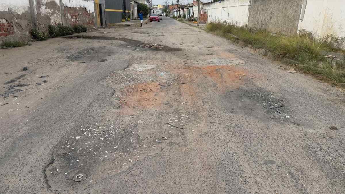 Rua esburacada: Rua General Costa e Silva, no bairro Baraúna